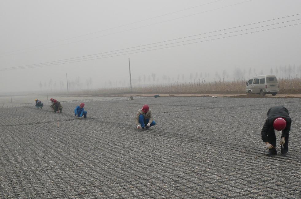 鋼塑土工格柵施工